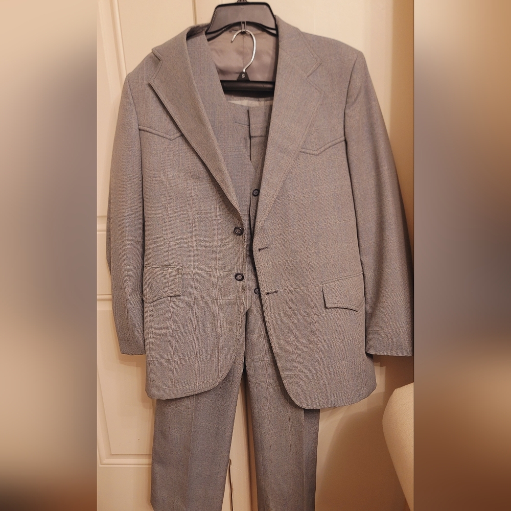 Plainsman sheplers Size S Gray Suit with Textured Blazer and Matching Trousers